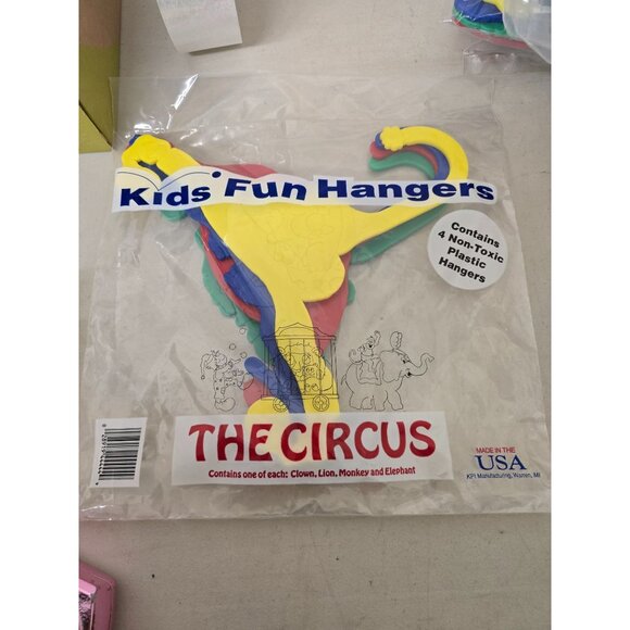 20 Kids Fun Hangers The Circus 4-Pack Non-Toxic Plastic Made in USA - Picture 9 of 9